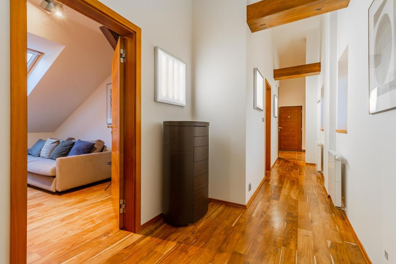 Days - Spacious 117m2 Attic Retreat W Ac - Near Old Town Sq *