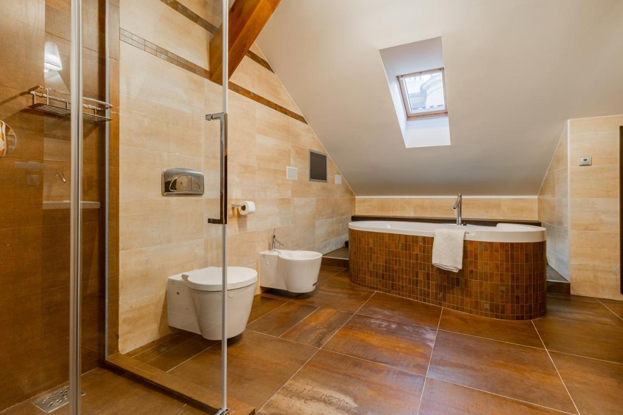 Days - Spacious 117m2 Attic Retreat W Ac - Near Old Town Sq