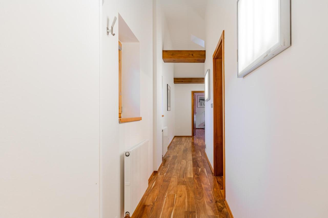 Days - Spacious 117m2 Attic Retreat W Ac - Near Old Town Sq Lägenhet