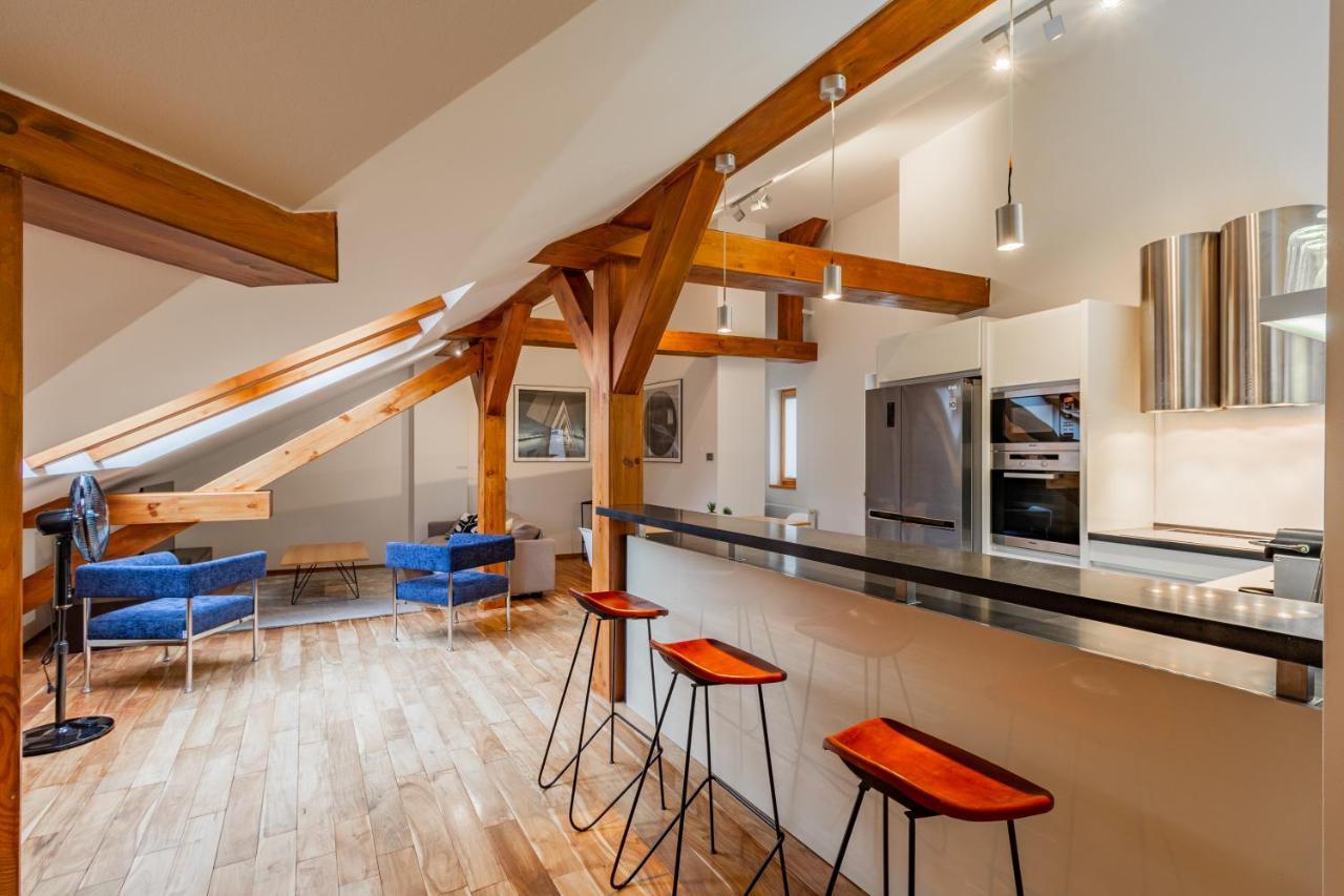 Days - Spacious 117m2 Attic Retreat W Ac - Near Old Town Sq Lägenhet *