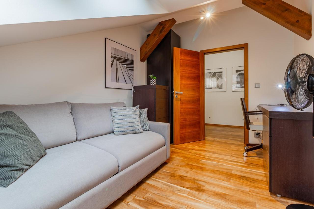 Days - Spacious 117m2 Attic Retreat W Ac - Near Old Town Sq Prag