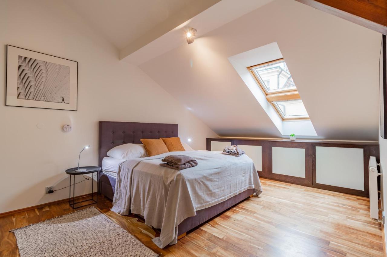 Days - Spacious 117m2 Attic Retreat W Ac - Near Old Town Sq *