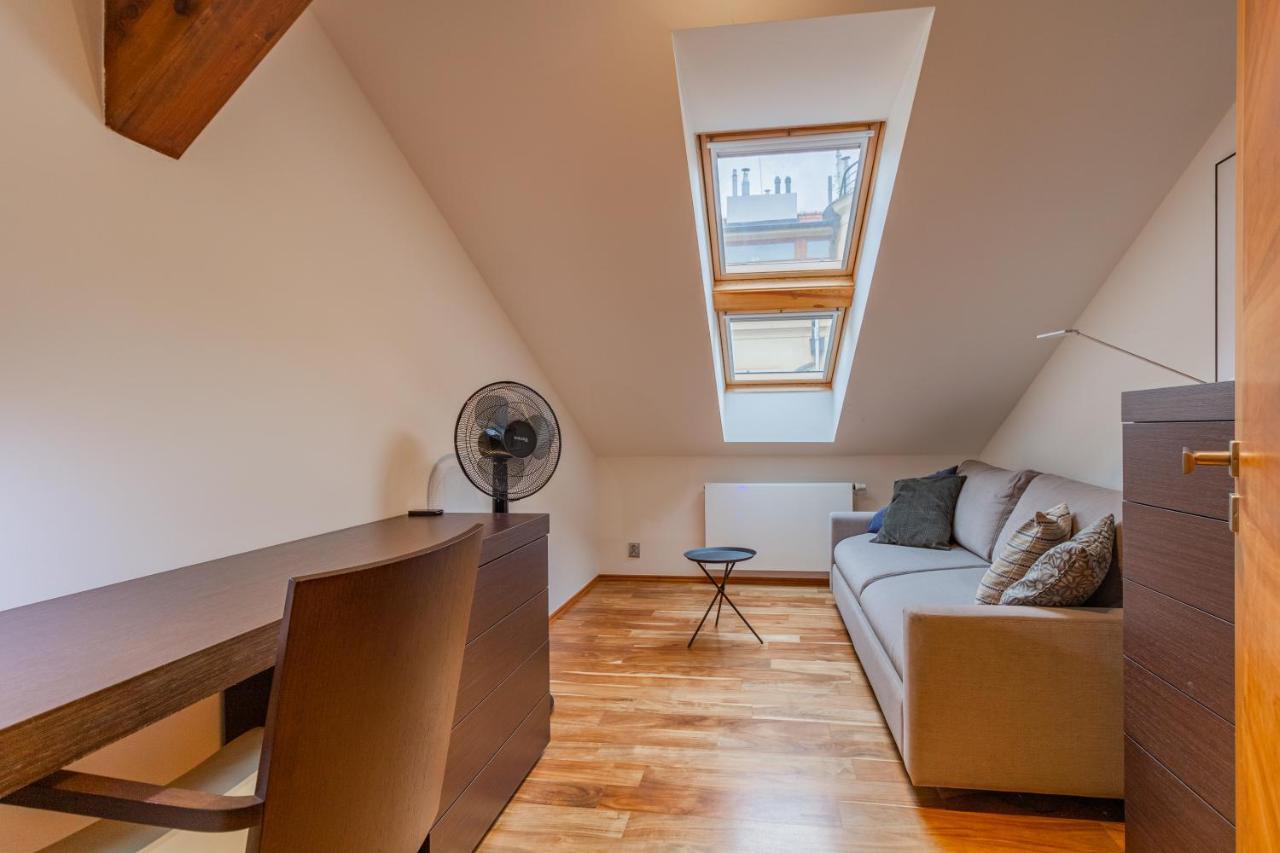 Days - Spacious 117m2 Attic Retreat W Ac - Near Old Town Sq Lägenhet *