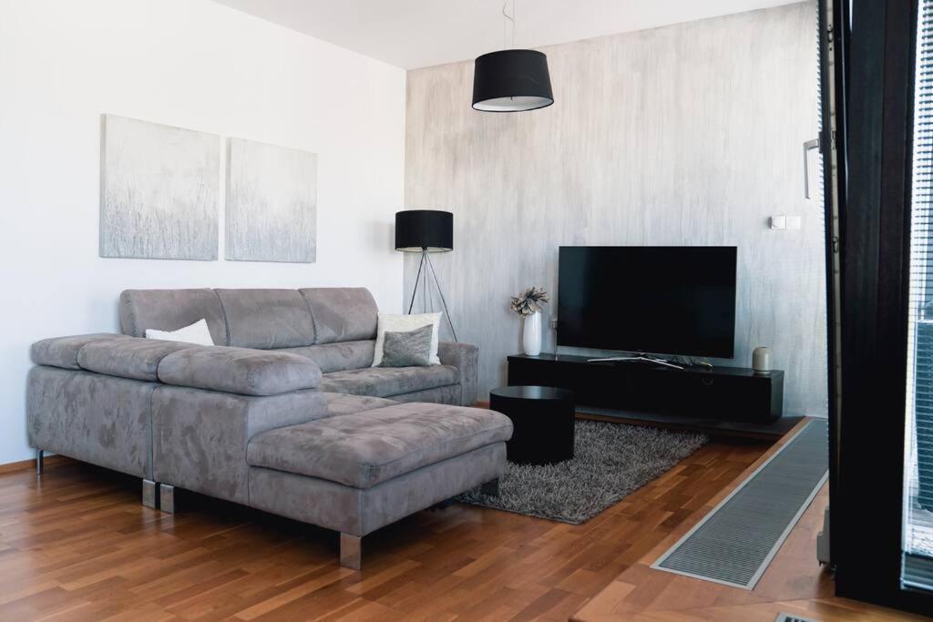 Marina River View Close To Centre Free Parking Apartment *
