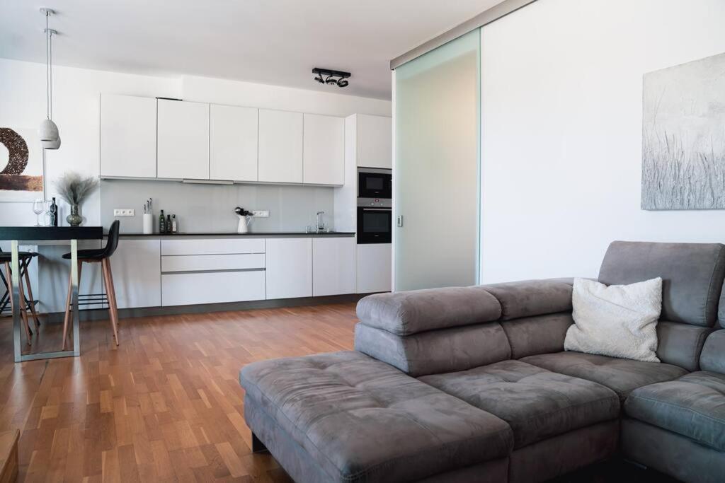 Marina River View Close To Centre Free Parking Apartment *
