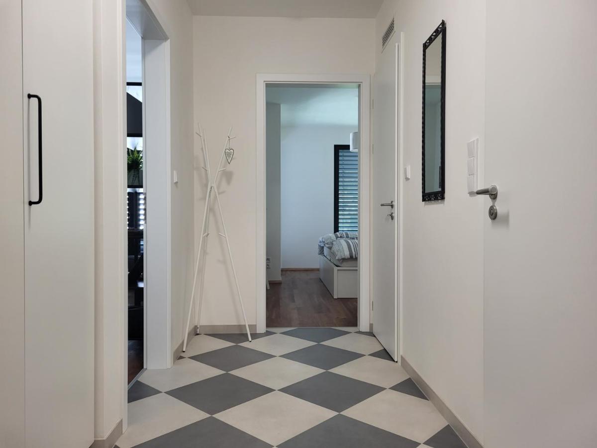 Lejlighed New In Karlin, 8, Close To Center