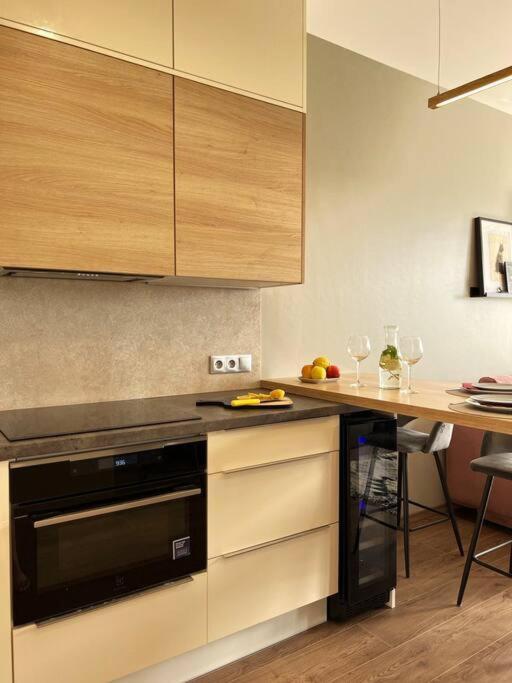 Luxury Pearl With Parking Place In Holesovice Apartment