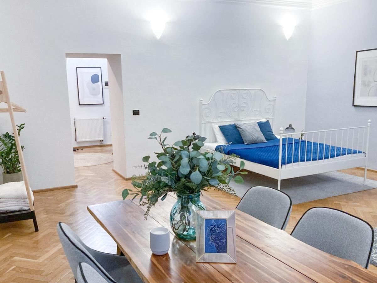 Price & Location - Historic Square Residency Apartment Prag
