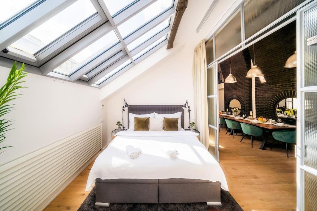 5br+2bath Old Town Industrial Penthouse, A/c Prag