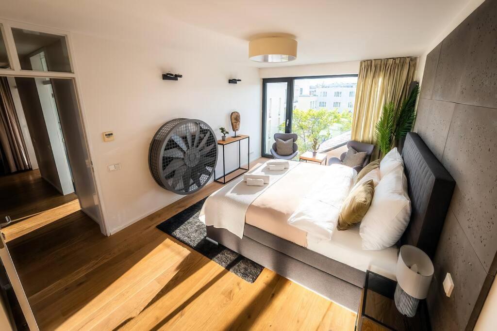 5br+2bath Old Town Industrial Penthouse, A/c Prag