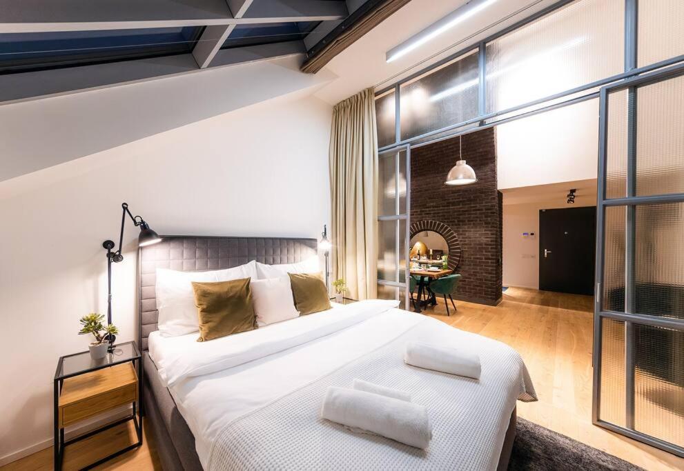 5br+2bath Old Town Industrial Penthouse, A/c * Prag