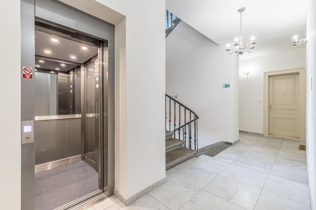 Cozy Quiet New In Karlin Square Apartment Prague