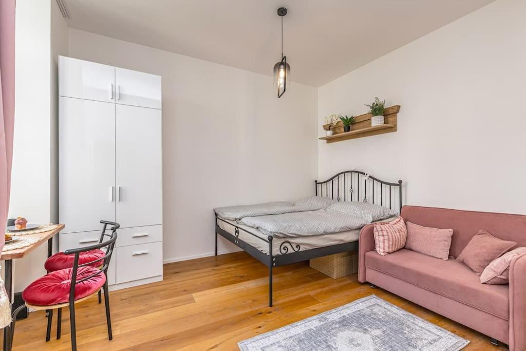 Apartment Cozy Quiet New In Karlin Square