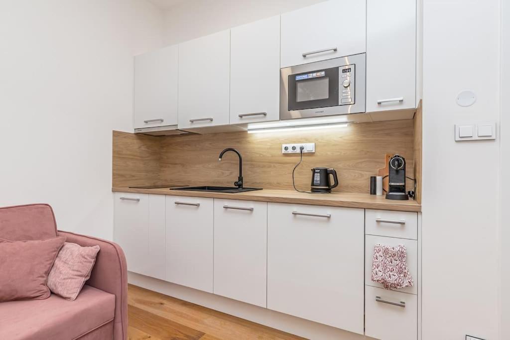 Cozy Quiet New In Karlin Square Apartment