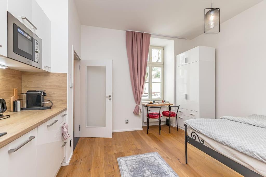 Apartment Cozy Quiet New In Karlin Square