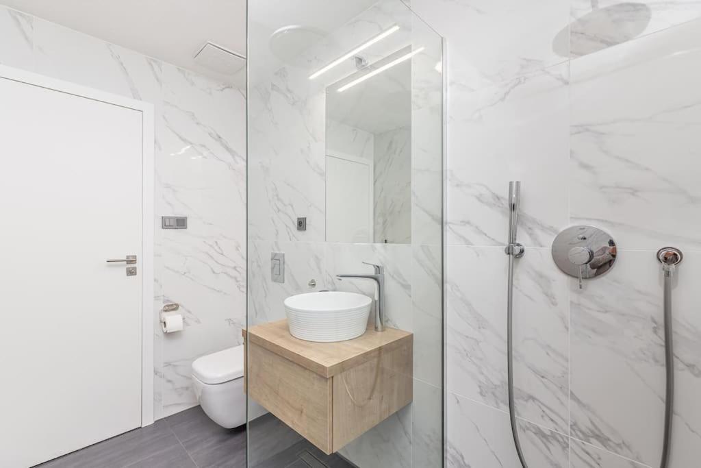 Cozy Quiet New In Karlin Square * Prague