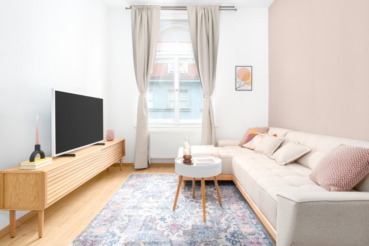 Days - Eclectic In Trendy Area Apartment