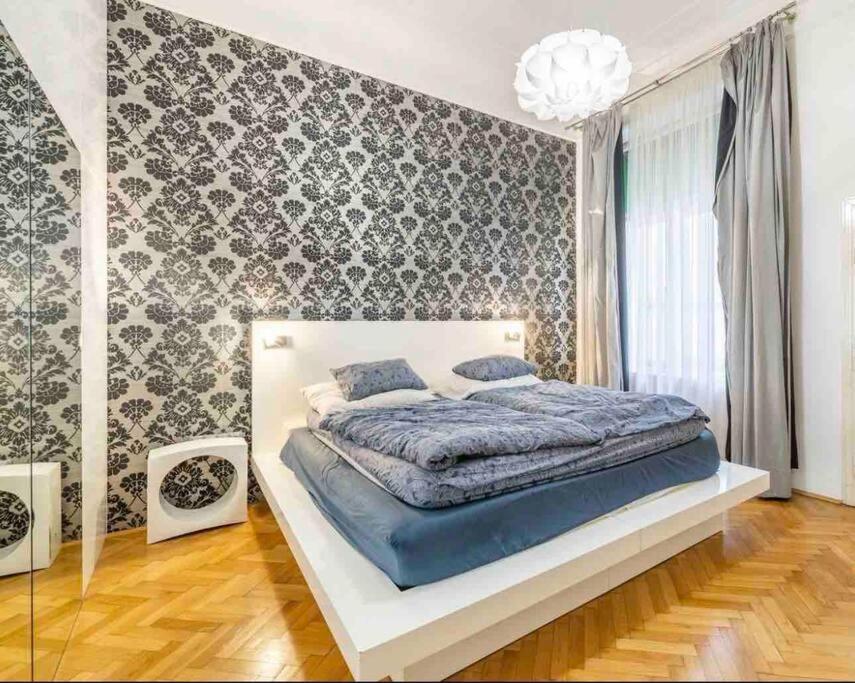 Elite Residences - Parizska Street 150 M2