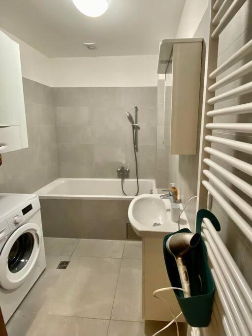 Lägenhet Spacious 2br 6min From Castle! *