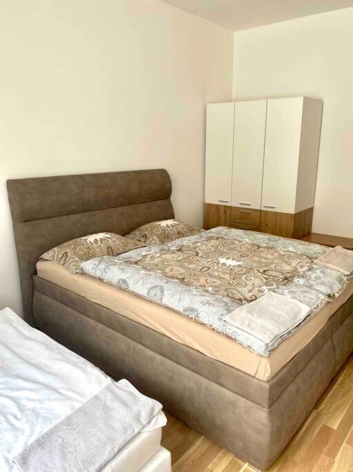 Spacious 2br 6min From Castle! Lägenhet *