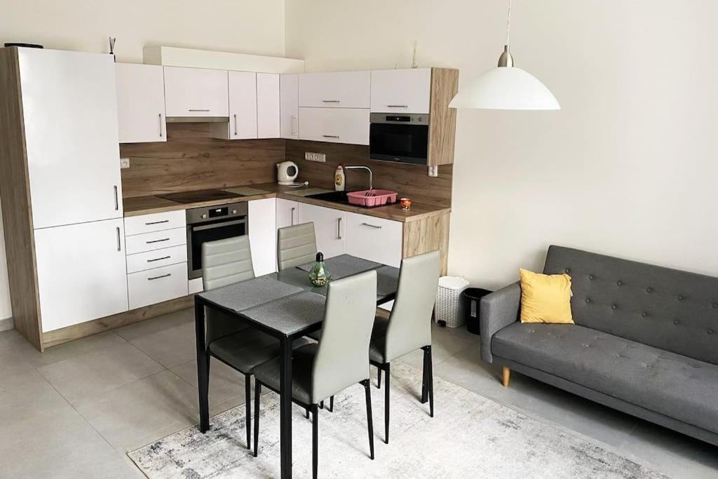 Spacious 2br 6min From Castle! Lägenhet