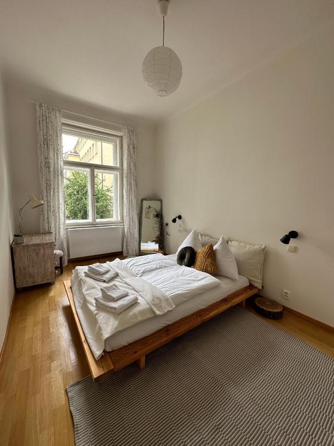 Lägenhet 3bdr Bohemian Style Flat With Balcony Prag