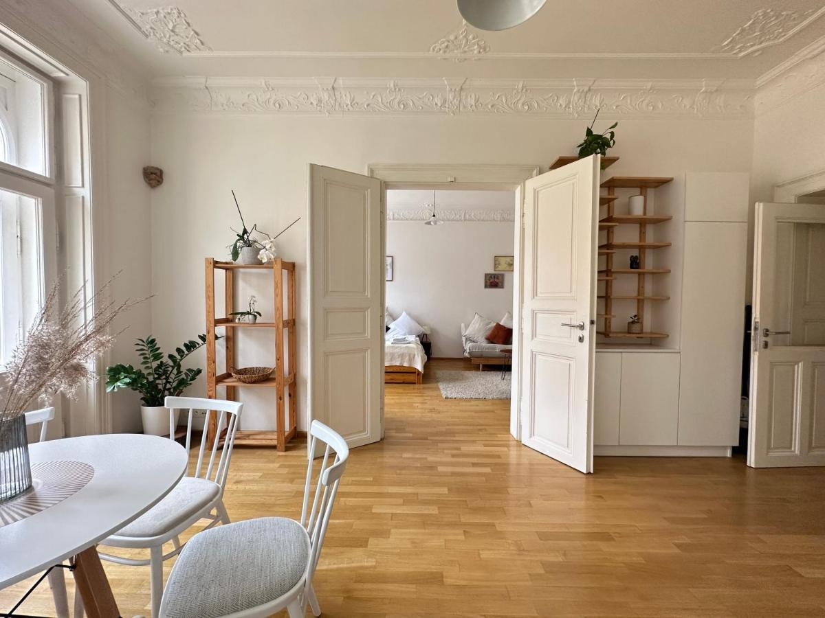 3bdr Bohemian Style Flat With Balcony Lägenhet Prag