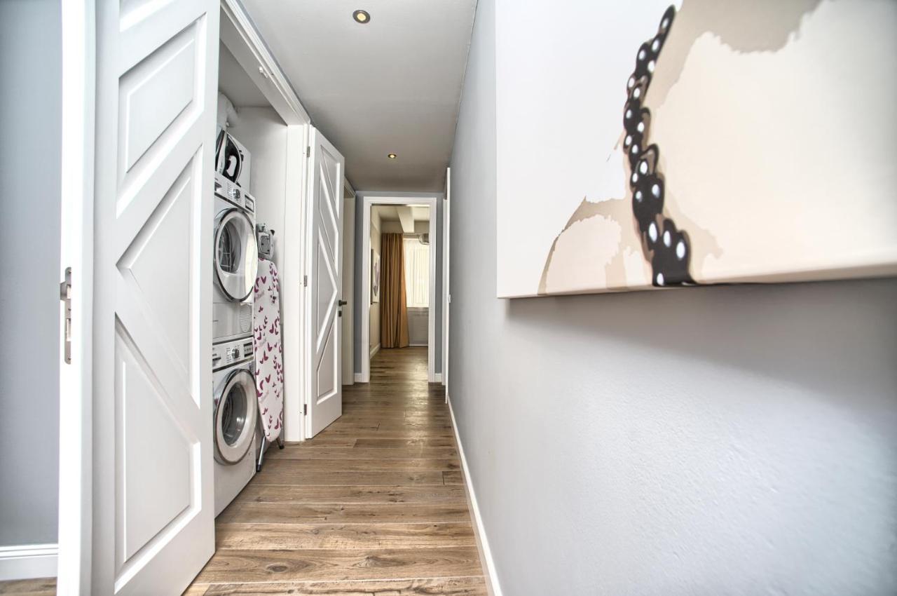 Exclusive 2 Bedroom Old Town - 2 Baths, Balcony And View - By * Prag