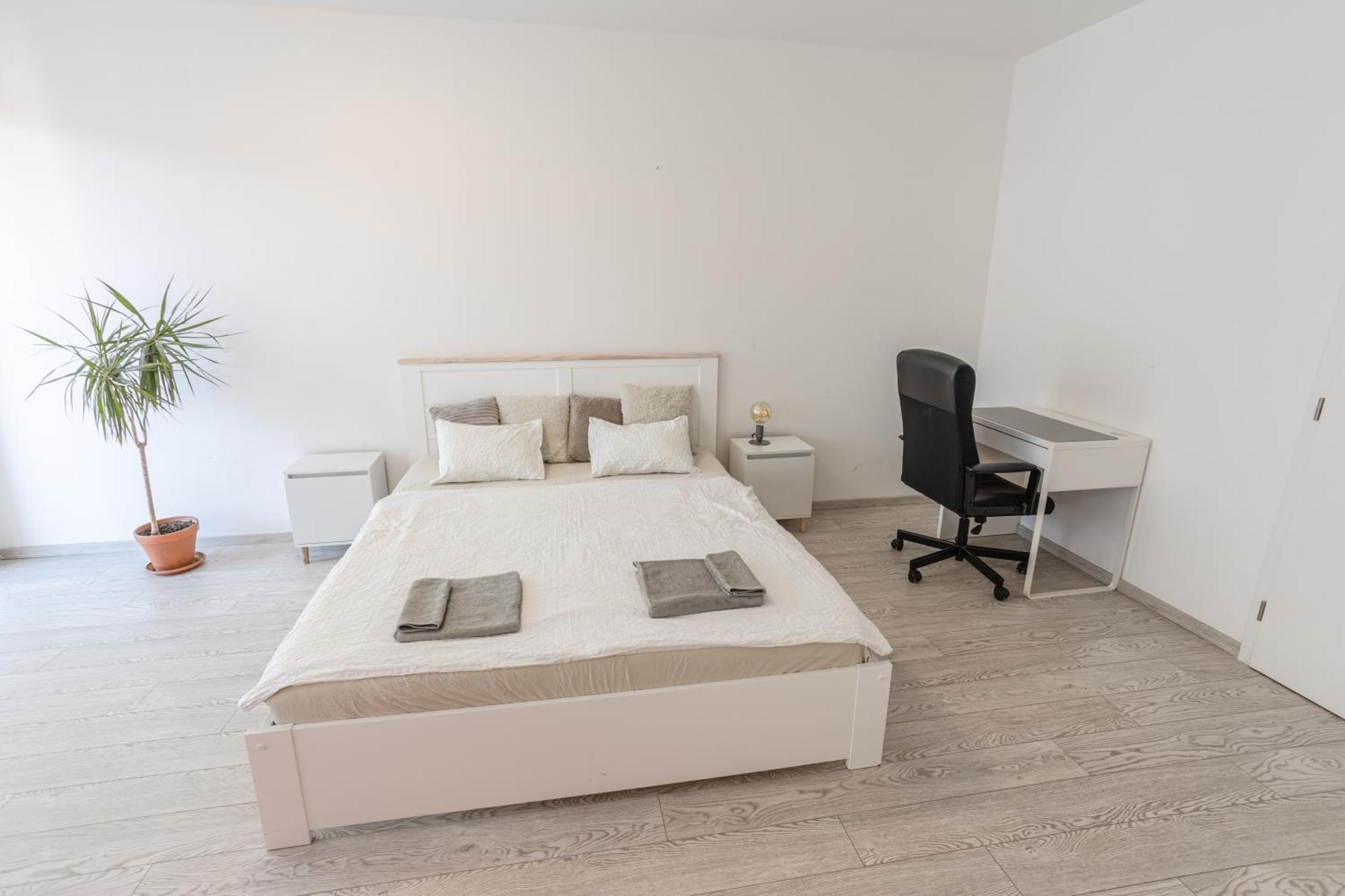 Spacious Terrace With Free Private Parking Lägenhet *