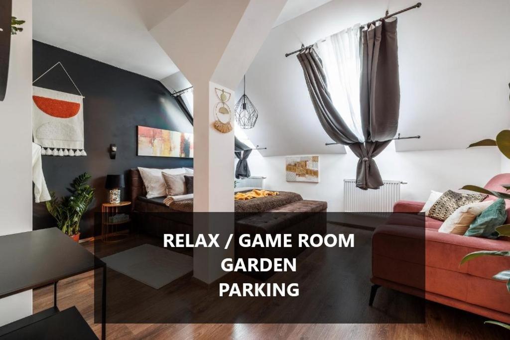 Apartment Spacious Flat & Parking Possibility, 3 Stops To Wenceslav Square