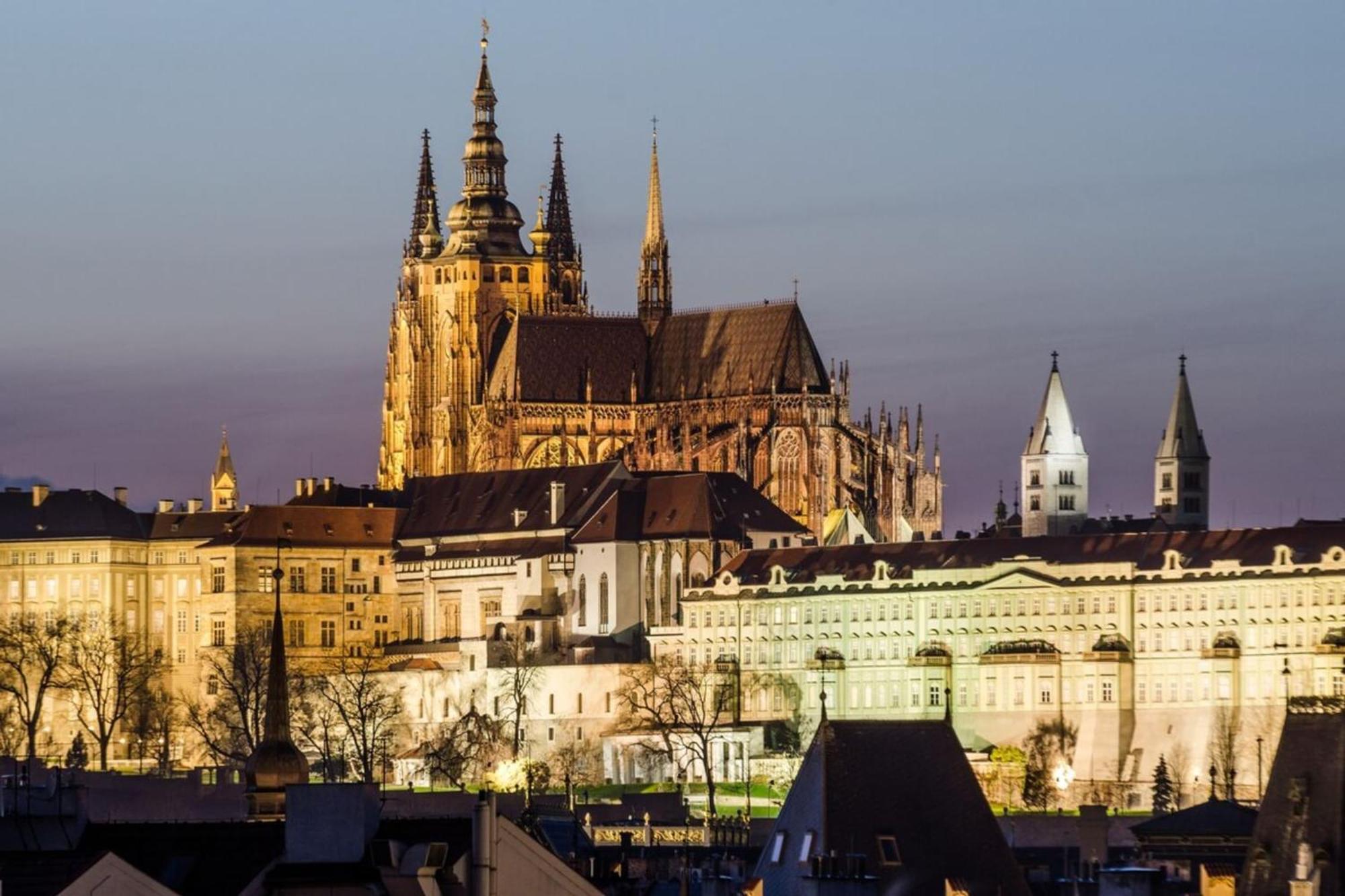 Apartment Eli Spacious With Old Town View, Parking & Ac Prague