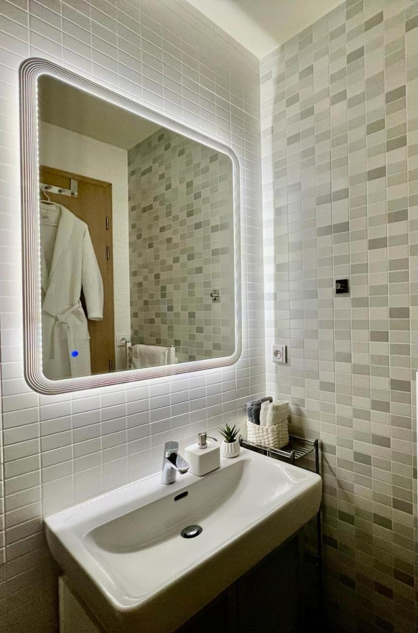 Luxury In And Free Parking Apartment