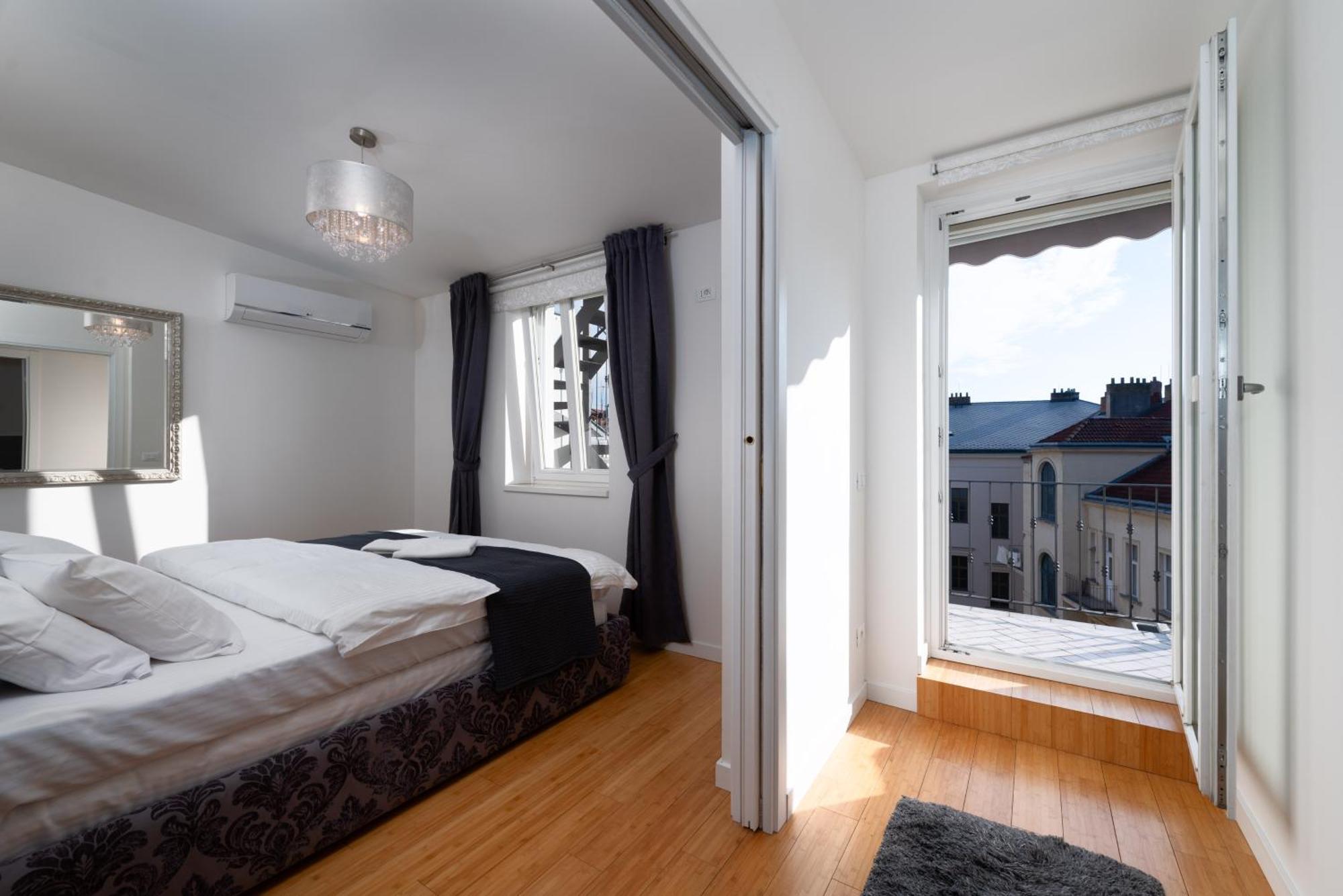 Spacious Near The River Prag