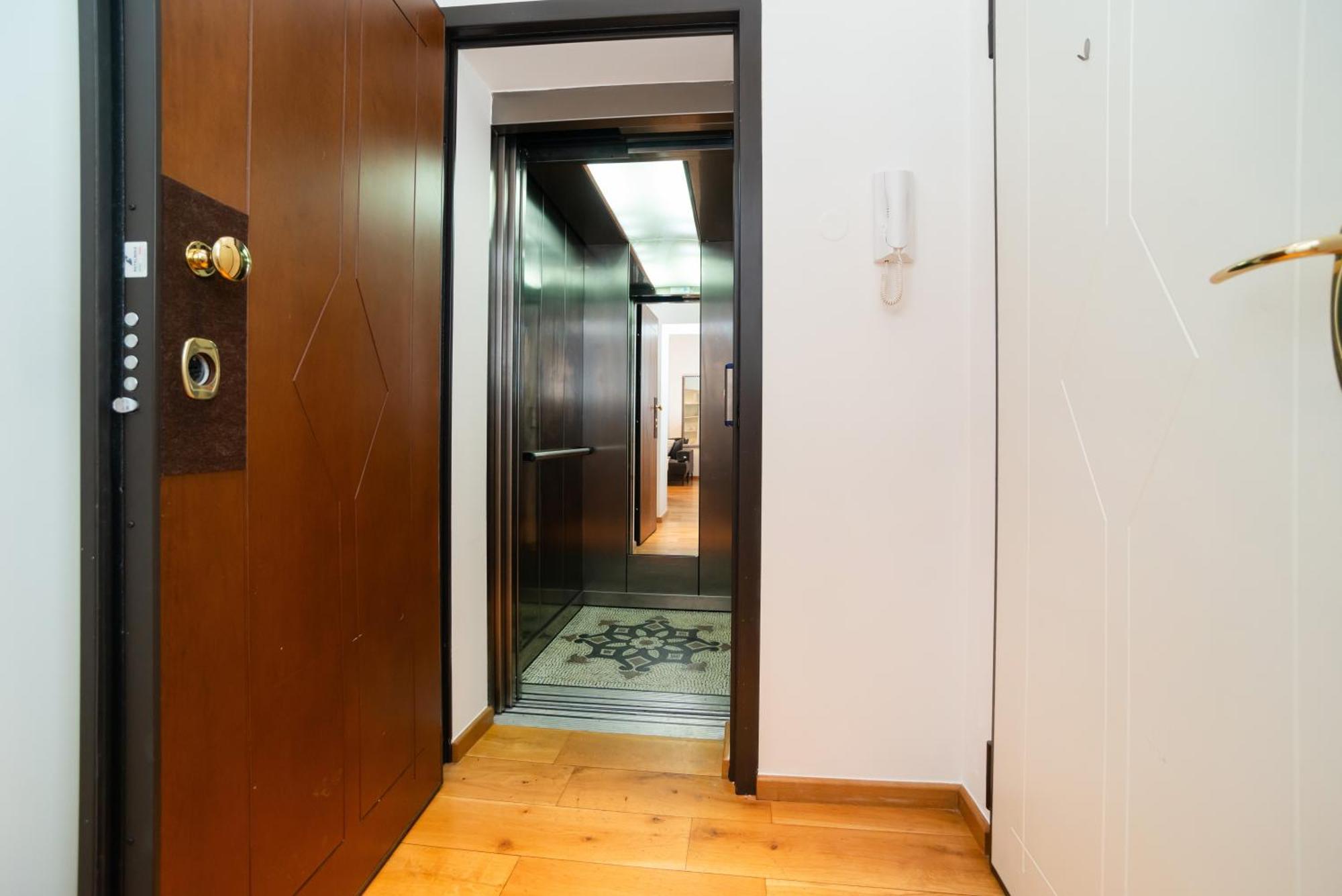 Large And Stylish In Apartment *