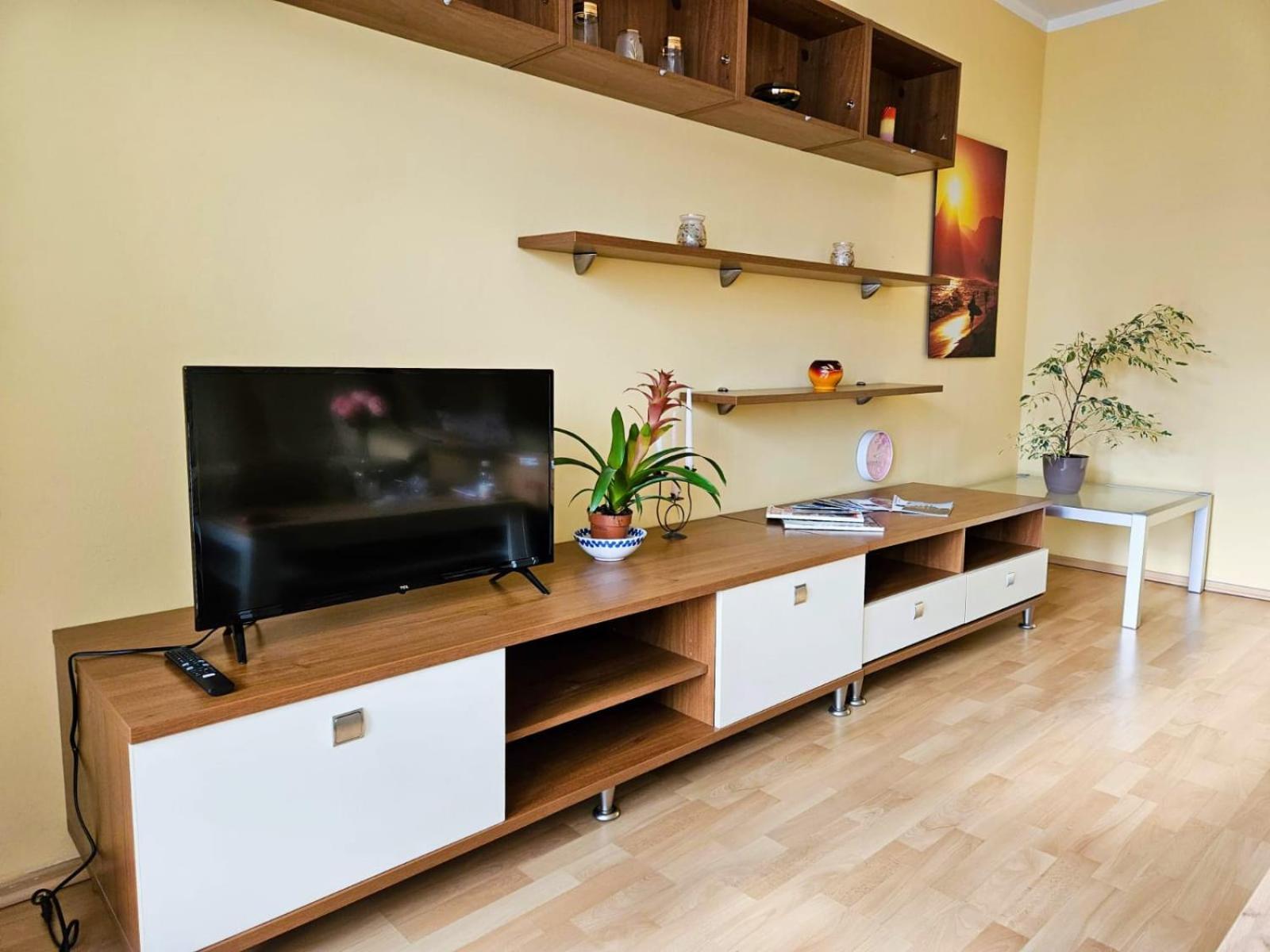 Family For 6, 10mins To Centre, Free Parking, Quiet Location, New Furniture, Balcony * Prague