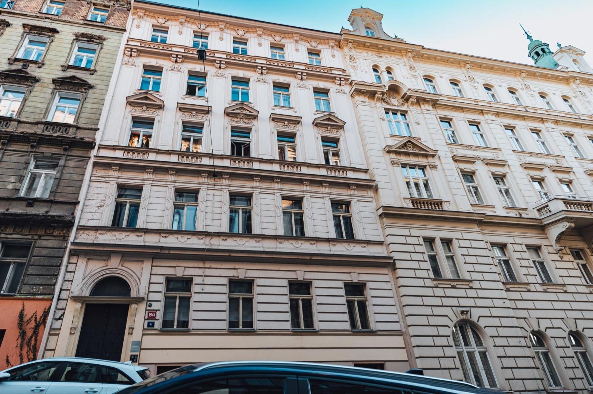 Two-level With A Terrace Near The Vltava River Praha
