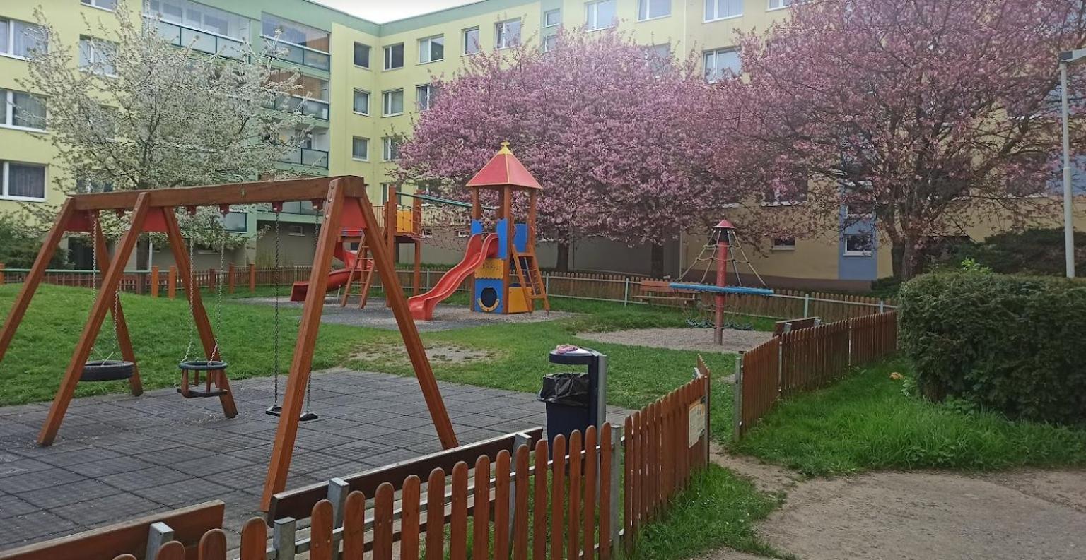 Family For 6, 10mins To Centre, Free Parking, Quiet Location, New Furniture, Balcony Apartment