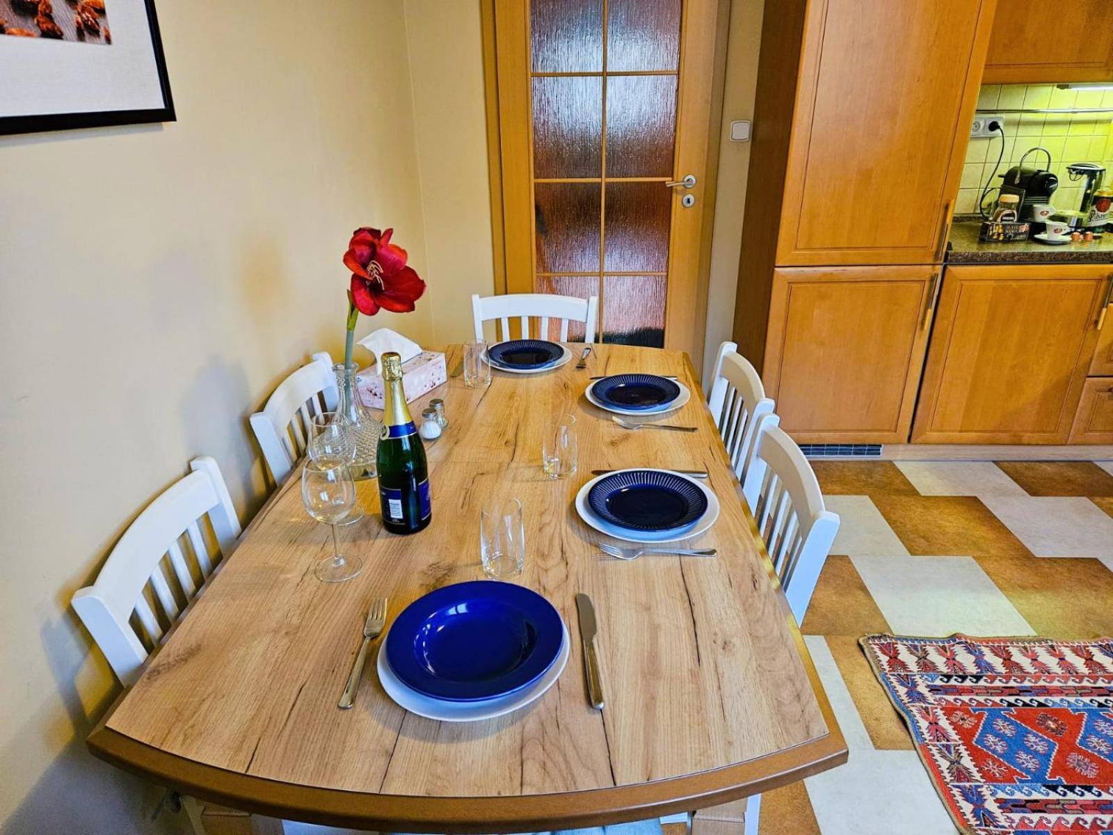 Apartment Family For 6, 10mins To Centre, Free Parking, Quiet Location, New Furniture, Balcony *