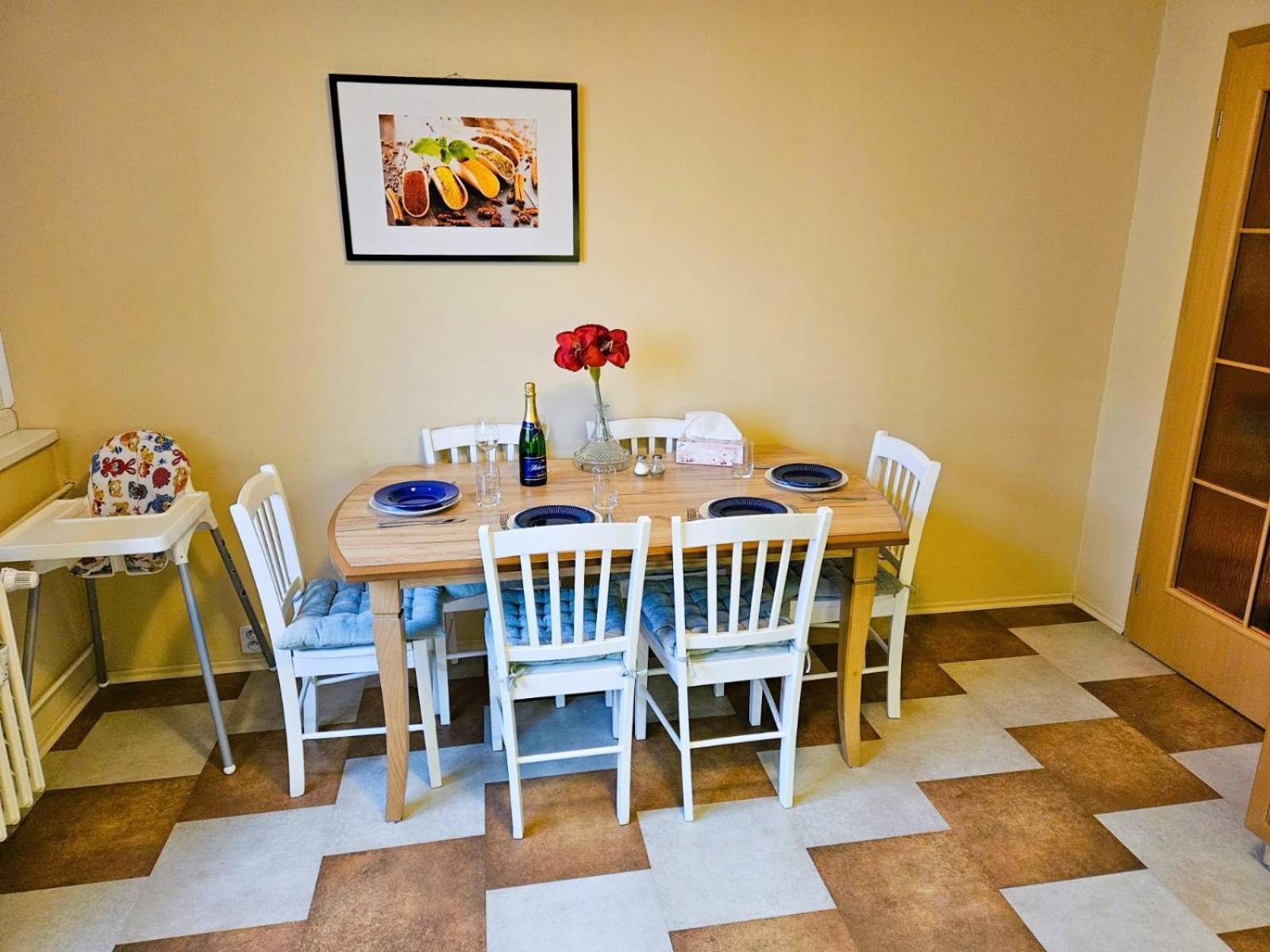 Apartment Family For 6, 10mins To Centre, Free Parking, Quiet Location, New Furniture, Balcony Prague