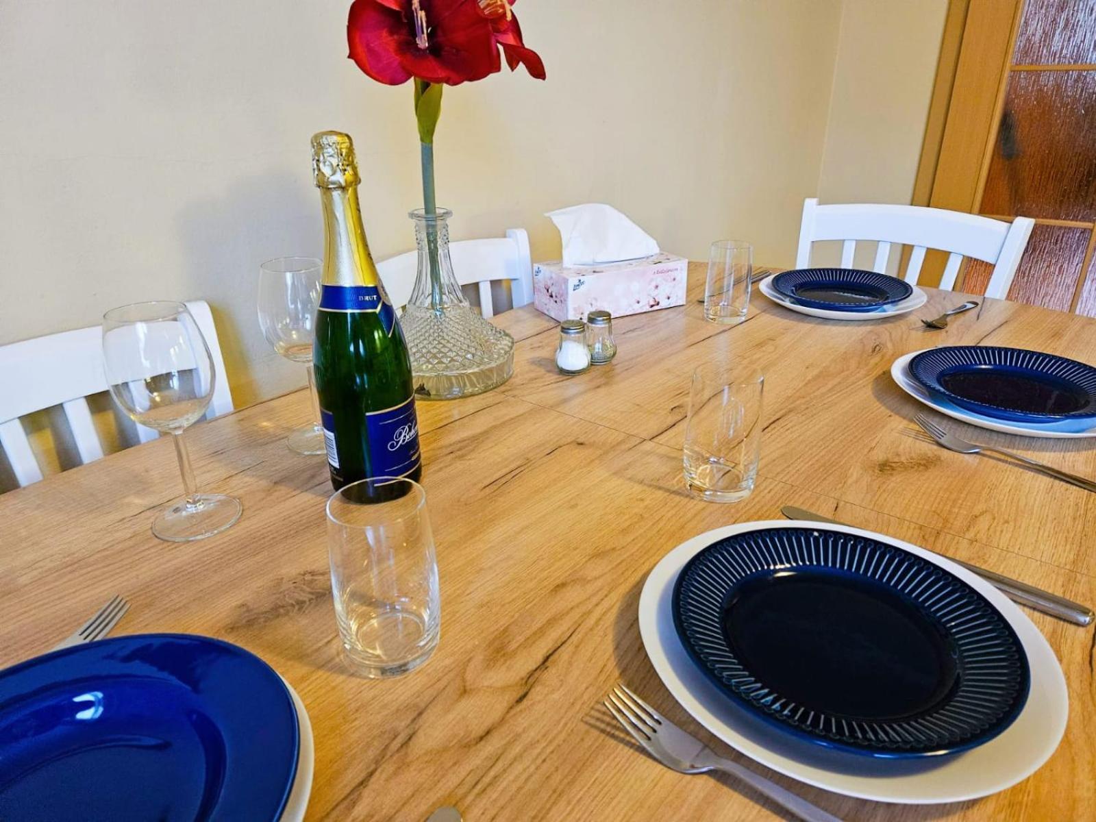 Apartment Family For 6, 10mins To Centre, Free Parking, Quiet Location, New Furniture, Balcony *