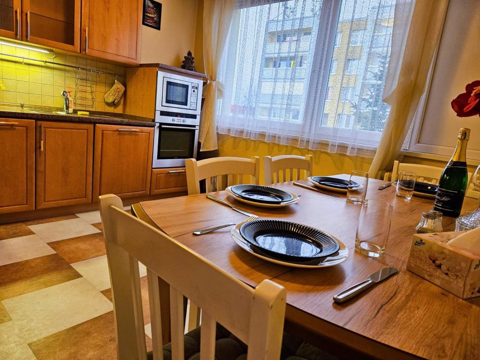 Family For 6, 10mins To Centre, Free Parking, Quiet Location, New Furniture, Balcony *