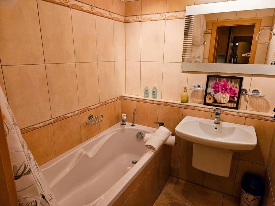 Family For 6, 10mins To Centre, Free Parking, Quiet Location, New Furniture, Balcony