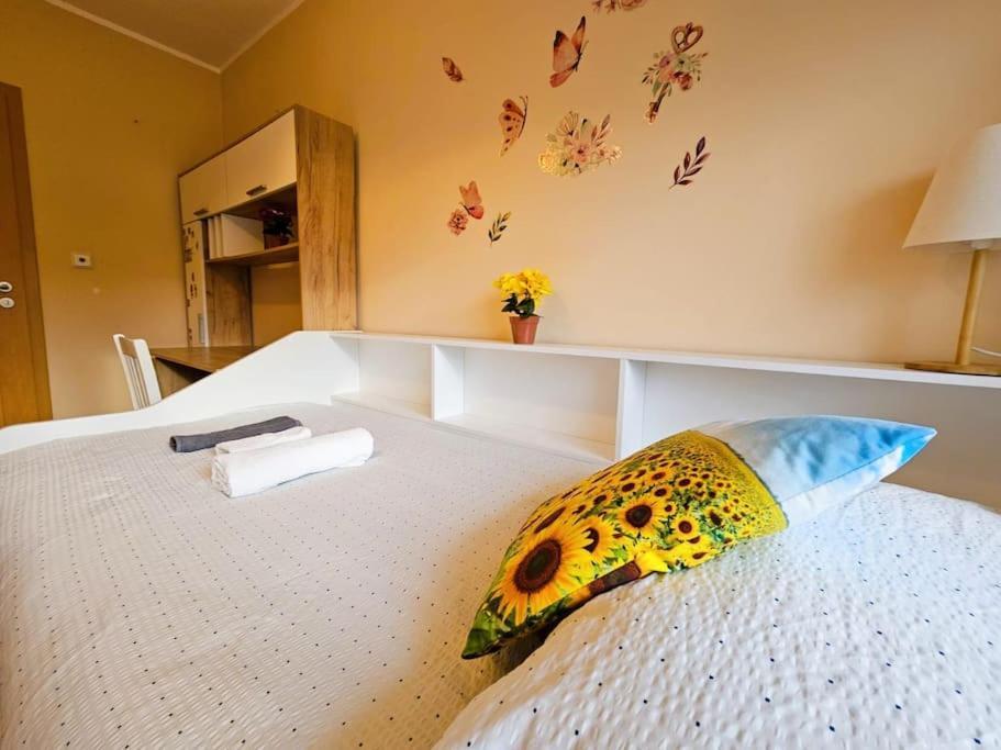 Apartment Family For 6, 10mins To Centre, Free Parking, Quiet Location, New Furniture, Balcony Prague