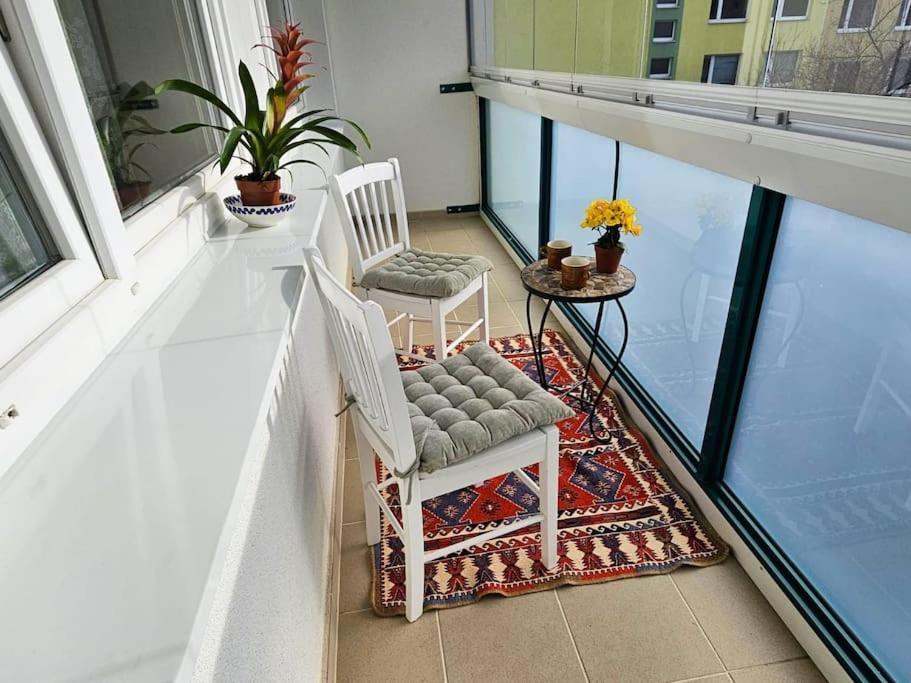 Family For 6, 10mins To Centre, Free Parking, Quiet Location, New Furniture, Balcony Apartment Prague