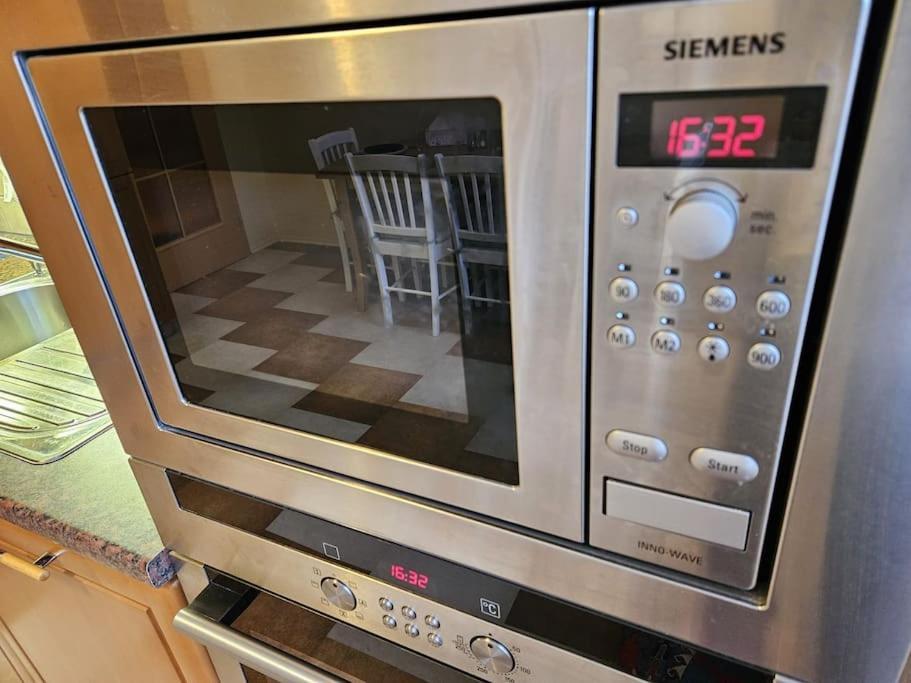 Family For 6, 10mins To Centre, Free Parking, Quiet Location, New Furniture, Balcony Prague