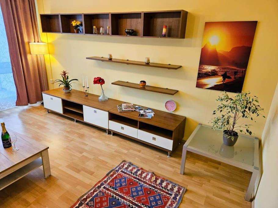 Family For 6, 10mins To Centre, Free Parking, Quiet Location, New Furniture, Balcony Apartment *