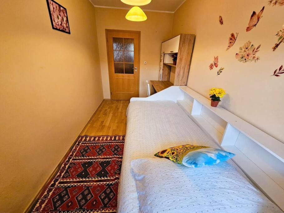 Apartment Family For 6, 10mins To Centre, Free Parking, Quiet Location, New Furniture, Balcony Prague