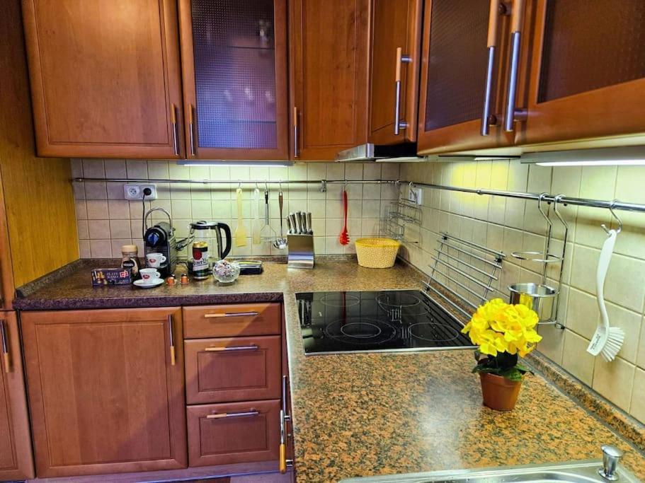 Family For 6, 10mins To Centre, Free Parking, Quiet Location, New Furniture, Balcony Apartment Prague