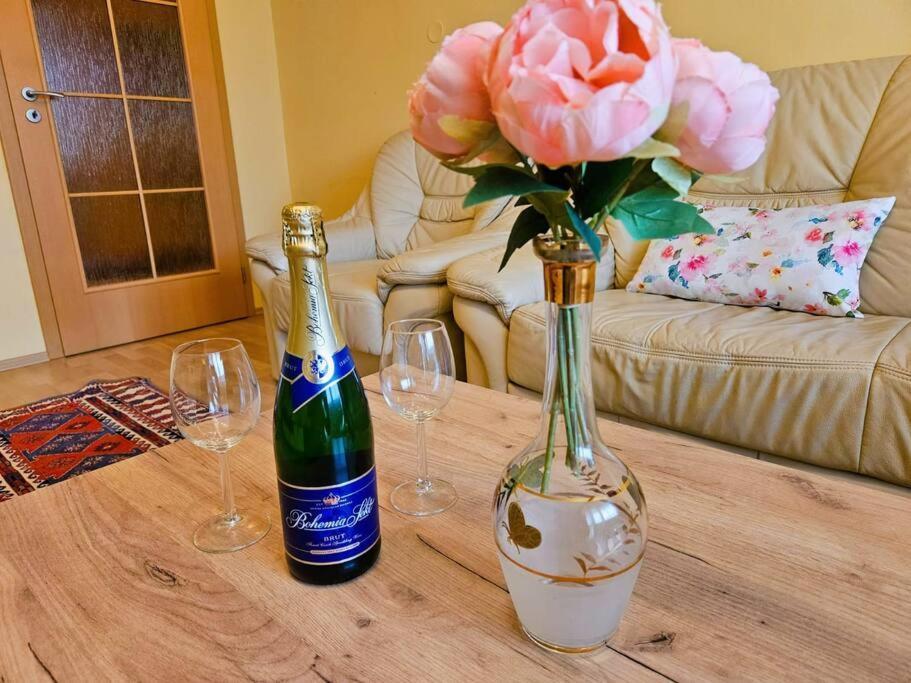Family For 6, 10mins To Centre, Free Parking, Quiet Location, New Furniture, Balcony Apartment *