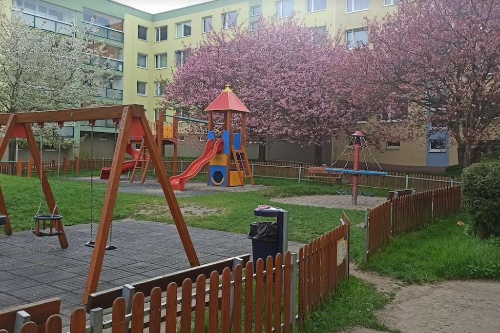 Apartment Family For 6, 10mins To Centre, Free Parking, Quiet Location, New Furniture, Balcony *
